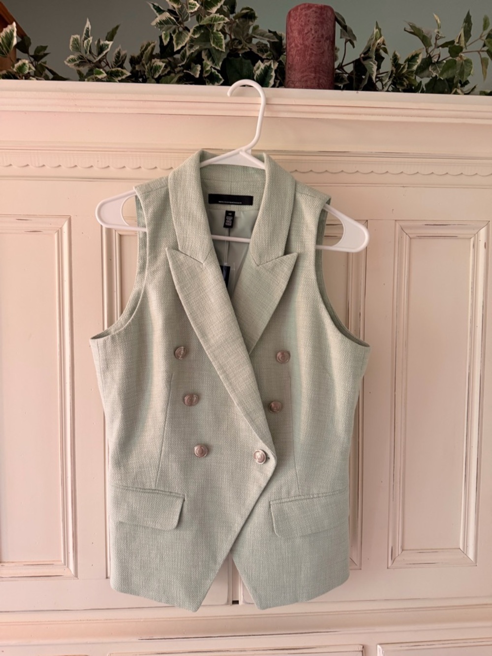 Women’s Chic Sleeveless Fashionable Vest in Mint Green from WHBM. New With Tags!